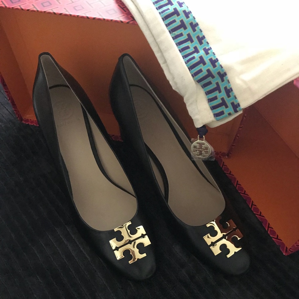 Tory Burch elegant shoes Size 9. NEVER USED!!!!